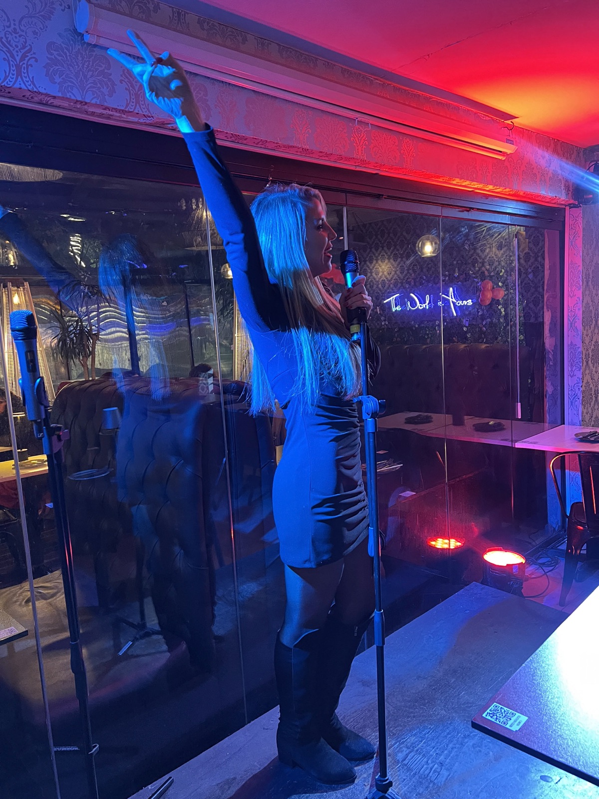 Cantante en una noche real de karaoke en Eleven Club
