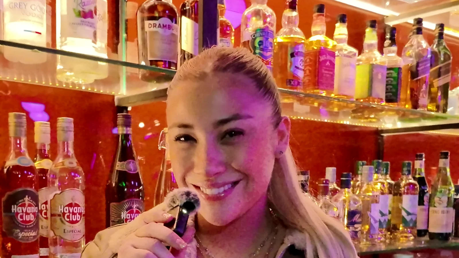 Cantante en una noche real de karaoke en Eleven Club
